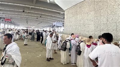حجاج السياحة يقضون أيام التشريق بمخيمات منى وسط استقرار كامل ومتابعة لحظية