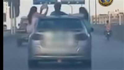 الداخلية تضبط طالبًا سمح لفتاتين بالجلوس على نوافذ سيارة أثناء السير بالقاهرة