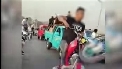 ضبط صاحب فيديو الاستعراض الخطر بدراجة نارية في القاهرة.. أعاد نشره لتحقيق أرباح