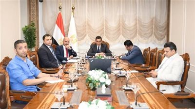 وزير الشباب والرياضة يبحث مع شركة دافينج الصينية توطين الصناعة الرياضية في مصر