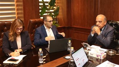 وزير الكهرباء خلال الاجتماع