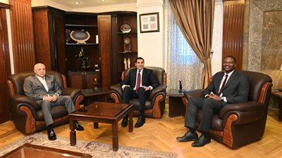 وزير الرياضة يبحث مع أمين الكاف مقر الاتحاد الأفريقي الجديد بالعاصمة الإدارية