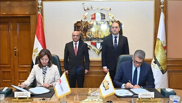 المستشار عمر مروان والوزير عمرو عادل يشهدان توقيع البروتوكول