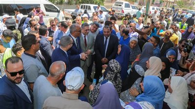 محافظ كفرالشيخ يتفقد القافلة الطبية المجانية بقرية شباس عمير 
