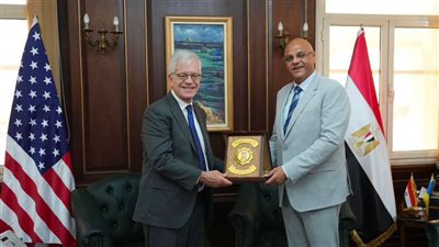 بالصور.. القائم بالأعمال الأمريكي يوقّع مذكرة تفاهم  للانطلاق  الركن الأمريكي ويشهد توسعة لاحد المصانع الجديدة