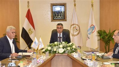 وزير التموين يبحث تطوير أداء القابضة للصناعات الغذائية وتعزيز الكفاءة
