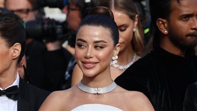 يارا السكري تخطف الأنظار بإطلالة بيضاء أنيقة على فيسبوك وتتجاهل شائعات الارتباط