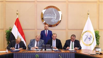 وزير النقل يشهد توقيع عقود تطوير خطوط السكك الحديدية والإشارات