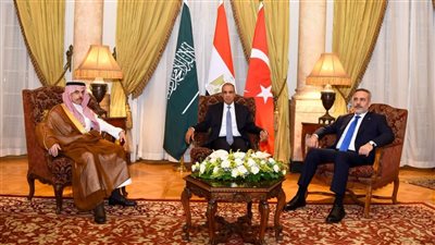 وزراء خارجية مصر والسعودية وتركيا في لقاء ثلاثي بالقاهرة