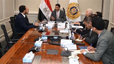 وزير الصناعة يبحث مع سامسونج خطط التوسع وزيادة التصنيع المحلي