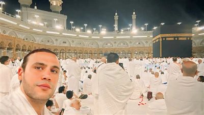 محمد إمام يؤدي مناسك العمرة ويشارك جمهوره صورة من أمام الكعبة المشرفة