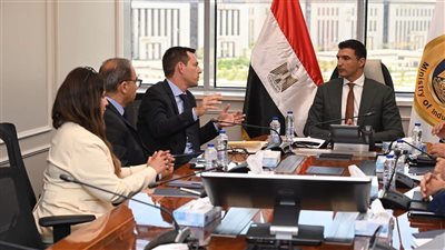 وزير الصناعة يبحث مع 