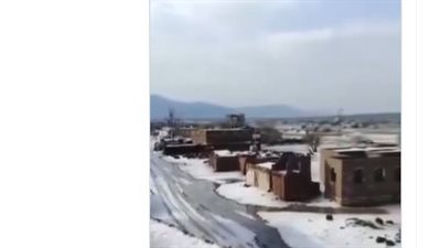 اليمن يتحدى حرارة الصيف: ثلوج غير متوقعة تغطي مرتفعات محافظة عمران
