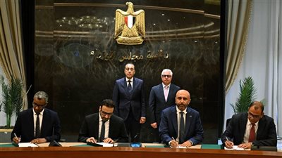 رئيس الوزراء يشهد توقيع 3 عقود لوجستية بقناة السويس