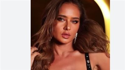بإطلالة أنيقة.. نيللي كريم تبهر جمهورها من قلب العاصمة الفرنسية باريس