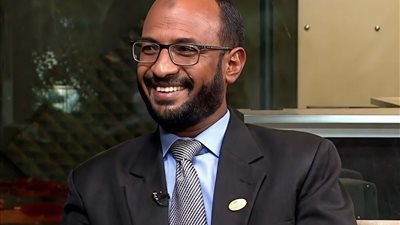 أخصائي نفسي يوضح الفرق بين التحكم الانفعالي الواعي والإنكار المرضي للمشاعر