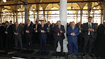 احتفالًا بالعيد القومي.. قيادات الدولة تشارك في صلاة الجمعة بمسجد عمرو بن العاص