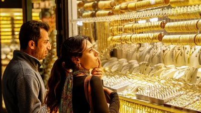 لماذا تماسك الذهب محلياً رغم الهبوط العالمي؟ تحليل شامل للسوق المصرية