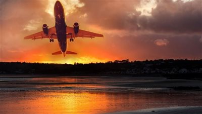 مضيق هرمز يهدد أسعار تذاكر الطيران عالميًا.. كيف تؤثر أزمة النفط على تكلفة السفر؟