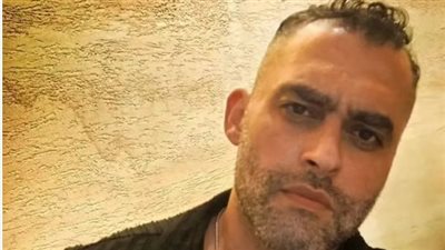 لحظات وداع مؤثرة: مشيعو جنازة الفنان أحمد جلال عبدالقوي يوارونه الثرى