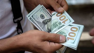 ارتفاع سعر الدولار في مصر: تجاوز حاجز 51 جنيهًا وتأثير آليات العرض والطلب على السوق المصرفي
