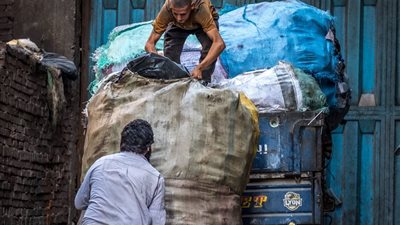 أرقام صادمة عن سوق القمامة في مصر.. كم يبلغ سعر طن البلاستيك والكانز؟