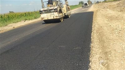 محافظ الغربية يتابع رصف طريق قطور ومحلة روح