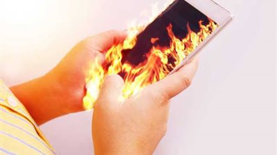 اشتعال هاتف في يد فتاة يثير الجدل.. خبراء يكشفون سبب انفجار البطارية ويحذرون من هذا الخطأ