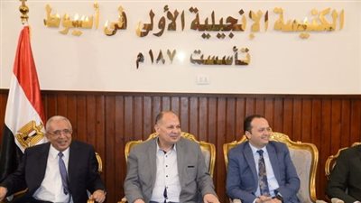 محافظ أسيوط يزور الكنيسة الإنجيلية الأولى بحي غرب لتقديم التهنئة بعيد القيامة