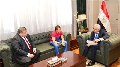 وزير التعليم يكرم طالب بمدرسة فنية صمم جهاز لطهي الطعام بالطاقة الشمسية