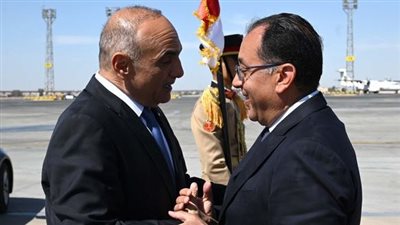 رئيس الوزراء يستقبلُ نظيره الأردني بمطار القاهرة الدولي