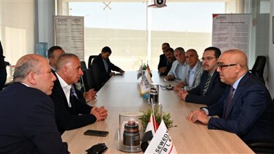 وزير الإسكان يلتقى مسئولى شركة السويدى إليكتريك لمناقشة دور المستثمرين في تطوير المناطق الصناعية 