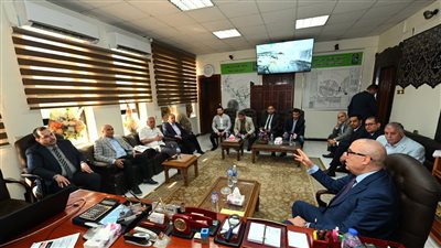 وزير الإسكان يعقد اجتماعا بمقر جهاز مدينة العاشر من رمضان لمناقشة مقترحات تطوير المناطق الصناعية