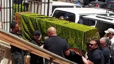 نجوم الفن يشيعون والده كريم عبد العزيز لمثواها الاخير