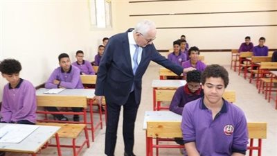 وزير التعليم يتابع امتحانات صفوف النقل بمدرسة مصطفى كامل بزهراء العاصمة