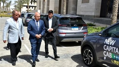  قبل تشغيلها بالعاصمة الإدارية.. وزير النقل يتفقد المرحلة الأولى من السيارات الكهربائية