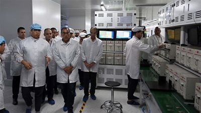 رئيس الوزراء يتفقد مصنع شركة 