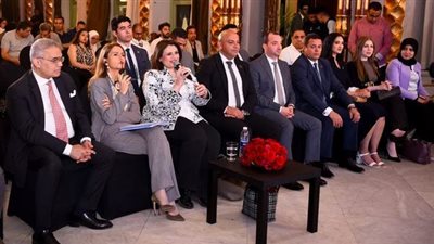 وزيرة الهجرة تشهد حلقة نقاشية عن اللغة العربية كمصدر للإلهام والإبداع