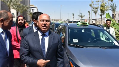 وزير النقل يجري جولة تفقدية بمحطة مصر للسكك الحديدية بالإسكندرية
