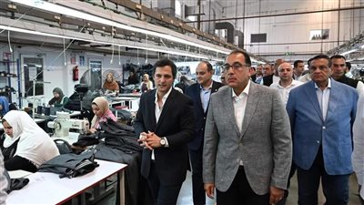 رئيس الوزراء يتفقد مصنع شركة 