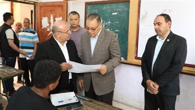 محافظ الشرقية يتفقد لجان امتحانات الشهادة الإعدادية بمدارس مركز ومدينة منيا القمح