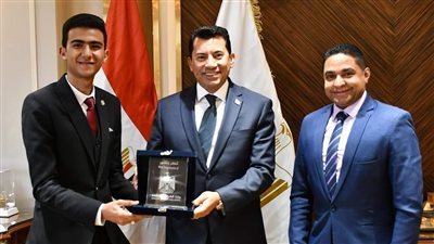وزير الشباب يكرم عمرو محمد بعد حصوله على المركز الثاني عالمياً في الطاقة المتجددة
