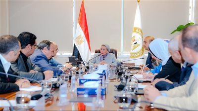 وزيرة البيئة تبحث مع شركات الأسمنت فرص الاستثمار فى معالجة المخلفات