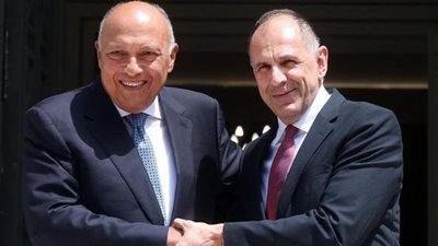 وزير الخارجية ونظيره اليوناني يؤكدان أهمية مواصلة التعاون لمواجهة التطورات الإقليمية
