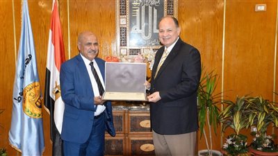 محافظ أسيوط يكرم رئيس المنطقة السابعة للطرق والكبارى بالمحافظة لبلوغه السن القانوني للمعاش