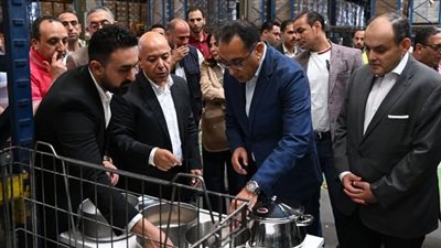 رئيس الوزراء يتفقد مصنع 