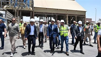 رئيس الوزراء يتفقد مصنع الشركة الوطنية للزيوت النباتية