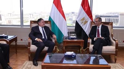 وزير الاتصالات يبحث مع وزير الاقتصاد الوطنى المجرى فرص التعاون في تطوير البنية التحتية 