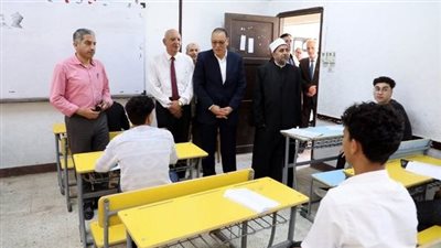 محافظ الشرقية يتفقد لجان امتحانات الثانوية الأزهرية بمعهد الصفوة النموذجي بالزقازيق