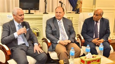 محافظ أسيوط ونائب رئيس جامعة أسيوط يلتقيان طلاب برنامج المساحة والخرائط